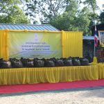 พระบาทสมเด็จพระเจ้าอยู่หัว ทรงห่วงใยราษฎร และเจ้าหน้าที่ ที่ปฏิบัติหน้าที่ในจังหวัดชายแดนภาคใต้ โปรดเกล้าฯ องคมนตรี มอบถุงพระราชทาน เพื่อเป็นขวัญและกำลังใจที่ อ.ระแงะ จ.นราธิวาส