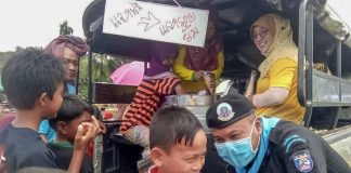 หน่วยเฉพาะกิจกรมทหารพรานที่ 42 จัดกิจกรรม “แจกฟรี แลกรอยยิ้ม” นำไอศกรีมแจกจ่าย เด็ก และเยาวชนในพื้นที่