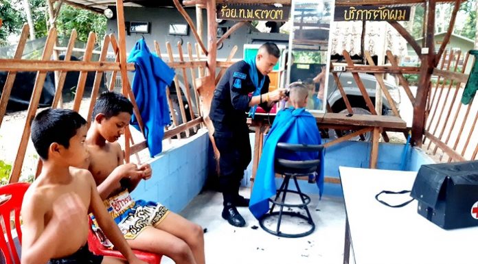 Barber 47 บริการตัดผม (ฟรี) ให้กับเยาวชนในพื้นที่