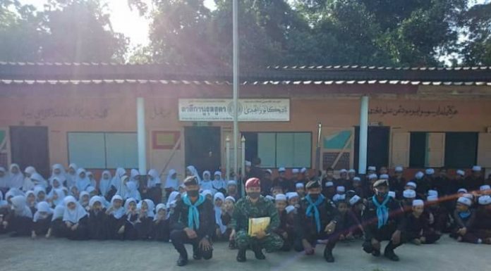 ทหารพราน 48 ร่วมกับ ชุดสันติสุข 403 เชื่อมสัมพันธ์ ปลูกฝังความรักชาติ พร้อมให้ความรู้การป้องกันโรคไข้เลือดออก ให้กับเยาวชนในพื้นที่จังหวัดนราธิวาส