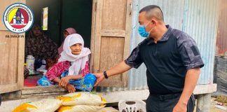 หน่วยเฉพาะกิจกรมทหารพรานที่ 42 มอบข้าวสาร และเครื่องอุปโภคบริโภค แก่ครอบครัว นายอาหามะ จาจ้า