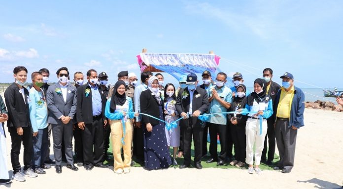 เยาวชนสานใจไทย สู่ใจใต้ ร่วมกิจกรรมจิตอาสาฯ บริเวณริมชายฝั่งทะเลตันหยงเปาว์ อ.หนองจิก เสริมสร้างจิตอาสา สู่การพัฒนาชุมชนให้น่าอยู่