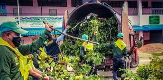 ทหารพราน 42 เข้าให้การช่วยเหลือเหตุต้นไม้ล้มทับกำแพงโรงเรียน หลังโดนพายุฝนถล่ม