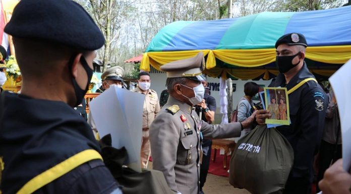 พระบาทสมเด็จพระเจ้าอยู่หัว ทรงพระกรุณาโปรดเกล้าฯ ให้องคมนตรีเชิญสิ่งของพระราชทานมอบแก่ผู้ปฏิบัติงาน พื้นที่จังหวัดชายแดนภาคใต้