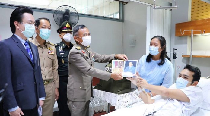 องคมนตรีเยี่ยมเยียนให้กำลังใจผู้ได้รับบาดเจ็บ