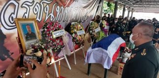 แม่ทัพภาคที่ 4 เป็นประธานพิธีรดน้ำศพ ทหารกล้าจากเหตุคนร้ายลอบวางระเบิด ในพื้นที่สายบุรี ปัตตานี ท่ามกลางเพื่อนทหารร่วมไว้อาลัยเป็นจำนวนมาก