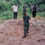 รอง มทภ.4/ ผบ.บก.ควบคุม อส.จชต.ลงพื้นที่ตรวจสอบจุดเกิดเหตุจากกรณีคนร้ายลอบยิงและวางระเบิดเจ้าหน้าที่ชุดรักษาความปลอดภัยครู ในพื้นที่ บ.ป่าทุ่ง หมู่ที่ 4 ต.บางเก่า อ.สายบุรี จ.ปัตตานี เป็นเหตุให้เจ้าหน้าที่เสียชีวิต 1 นาย บาดเจ็บ 5 นาย