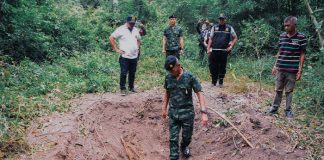 รอง มทภ.4/ ผบ.บก.ควบคุม อส.จชต.ลงพื้นที่ตรวจสอบจุดเกิดเหตุจากกรณีคนร้ายลอบยิงและวางระเบิดเจ้าหน้าที่ชุดรักษาความปลอดภัยครู ในพื้นที่ บ.ป่าทุ่ง หมู่ที่ 4 ต.บางเก่า อ.สายบุรี จ.ปัตตานี เป็นเหตุให้เจ้าหน้าที่เสียชีวิต 1 นาย บาดเจ็บ 5 นาย