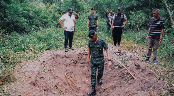 รอง มทภ.4/ ผบ.บก.ควบคุม อส.จชต.ลงพื้นที่ตรวจสอบจุดเกิดเหตุจากกรณีคนร้ายลอบยิงและวางระเบิดเจ้าหน้าที่ชุดรักษาความปลอดภัยครู ในพื้นที่ บ.ป่าทุ่ง หมู่ที่ 4 ต.บางเก่า อ.สายบุรี จ.ปัตตานี เป็นเหตุให้เจ้าหน้าที่เสียชีวิต 1 นาย บาดเจ็บ 5 นาย