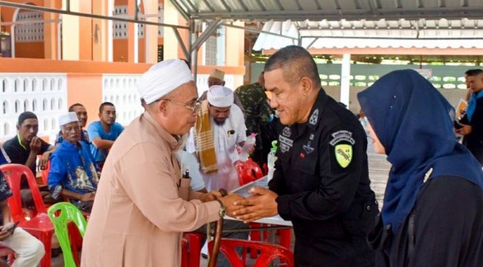 ผบ.ฉก.ทหารพราน 43 รุดเข้าขอโทษเจะฆูสอนตาดีกาบ้านบากง สร้างความเข้าใจ หลังปรากฎภาพทหารพกอาวุธเข้าห้องเรียน