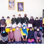 ผู้อำนวยการศูนย์ประสานงานโครงการอันเนื่องมาจากพระราชดำริ ตรวจเยี่ยมพบปะ และมอบถุงยังชีพให้กับสมาชิกโครงการฟาร์มตัวอย่างบ้านป่าไผ่ ต.ตันหยงลิมอ อ.ระแงะ จ.นราธิวาส