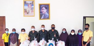 ผู้อำนวยการศูนย์ประสานงานโครงการอันเนื่องมาจากพระราชดำริ ตรวจเยี่ยมพบปะ และมอบถุงยังชีพให้กับสมาชิกโครงการฟาร์มตัวอย่างบ้านป่าไผ่ ต.ตันหยงลิมอ อ.ระแงะ จ.นราธิวาส