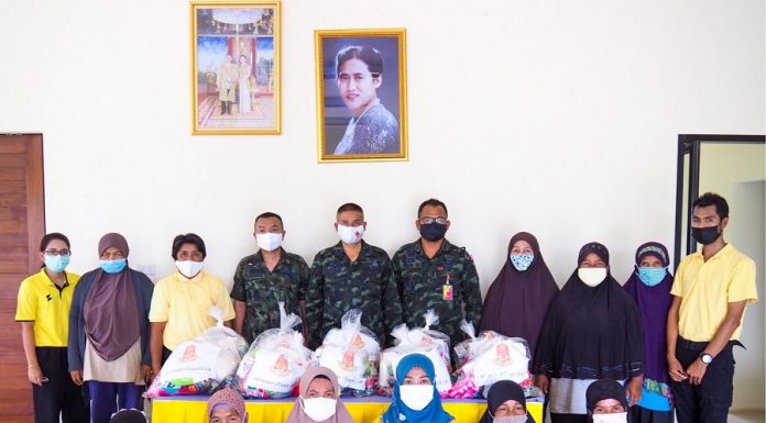 ผู้อำนวยการศูนย์ประสานงานโครงการอันเนื่องมาจากพระราชดำริ ตรวจเยี่ยมพบปะ และมอบถุงยังชีพให้กับสมาชิกโครงการฟาร์มตัวอย่างบ้านป่าไผ่ ต.ตันหยงลิมอ อ.ระแงะ จ.นราธิวาส