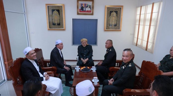 แม่ทัพภาคที่ 4 เยี่ยมคารวะจุฬาราชมนตรี ยืนยันเจตนารม สานต่อนโยบายในการสร้างสันติสุขให้เกิดขึ้นในพื้นที่จังหวัดชายแดนภาคใต้