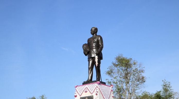 ผู้ว่าราชการจังหวัดยะลา นำข้าราชการ ประชาชน ร่วมวางพวงมาลา และถวายบังคม น้อมรำลึกพระมหากรุณาธิคุณ พระบาทสมเด็จพระจุลจอมเกล้าเจ้าอยู่หัว รัชกาลที่ 5