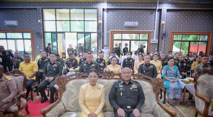 แม่ทัพภาคที่ 4 เป็นประธาน ทอดกฐินประจำปี พัฒนาวัดนาทวี สืบทอดประเพณีทางพระพุทธศาสนา