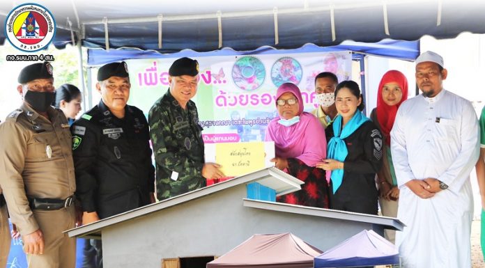 ผู้บังคับหน่วยเฉพาะกิจปัตตานี ส่งมอบบ้านให้แก่นางแมะเอียด สะนิ บ้านหลังใหม่ที่เกิดจากน้ำใจของกลุ่มร่วมด้วยช่วยกันชายแดนใต้ และคนไทยทั่วประเทศ