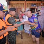 แม่ทัพภาคที่ 4 สั่งรถครัวสนาม ทำกับข้าวแจกจ่ายแก่ประชาชน ย้ำ เจ้าหน้าที่ดูแลใกล้ชิด ประสานหน่วยงานที่เกี่ยวข้องเร่งให้ความช่วยเหลือ