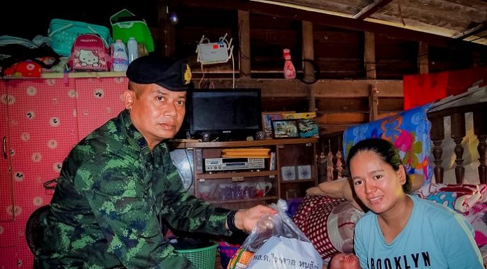 ผู้บังคับหน่วยเฉพาะกิจนราธิวาส ลงพื้นที่พร้อมมอบถุงยังชีพ เพื่อบรรเทาความเดือดร้อนแก่ประชาชนที่ประสบอุทกภัยในพื้นที่ อ.สุไหงโกลก จ.นราธิวาส