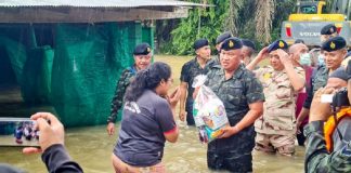 นราธิวาสน้ำท่วมระลอก 3 ได้รับผลกระทบแล้ว 8 อำเภอ 32 ตำบล แม่ทัพภาคที่ 4 รุดลงพื้นที่ช่วยเหลือมอบสิ่งของบรรเทาทุกข์เบื้องต้น