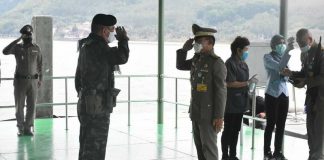 มอบสิ่งของพระราชทานแก่เจ้าหน้าที่ในพื้นที่จังหวัดระนอง