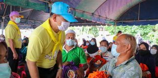 ราษฎร จ.ปัตตานี ยะลา ปลื้มปิติ รับถุงยังชีพพระราชทาน จากมูลนิธิเพื่อนพึ่ง (ภา) ยามยาก ผ่าน ศอ.บต. เผย ซาบซึ้งในพระมหากรุณาธิคุณในหลวงและพระบรมวงศานุวงศ์