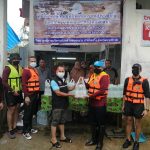 ผบ.ร้อย.ตชด.446 ลุยน้ำ เพื่อนำน้ำดื่มสะอาดไปมอบแก่ครัวเรือนผู้ประสบภัย 2 หมู่บ้านใน ต.โละจูด และ ต.ฆอเลาะ อ.แว้ง จ.นราธิวาส