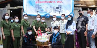 ประธานสมาคมแม่บ้านทหารบก สาขากองทัพภาคที่ 4 มอบรถเข็นวีลแชร์ และไม้เท้า (Walker) แก่ครอบครัวของกำลังพล ตามโครงการ “รวมพลังส่งกำลังใจ สู่บ้านทหารพราน จชต.”