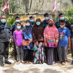 ผู้ปกครองเด็กมอบกระเช้าจากใจแทนคำขอบคุณแด่ทหารพรานที่ 20 ช่วยชีวิตลูกชายให้รอดชีวิตจากการจมน้ำ