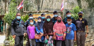 ผู้ปกครองเด็กมอบกระเช้าจากใจแทนคำขอบคุณแด่ทหารพรานที่ 20 ช่วยชีวิตลูกชายให้รอดชีวิตจากการจมน้ำ