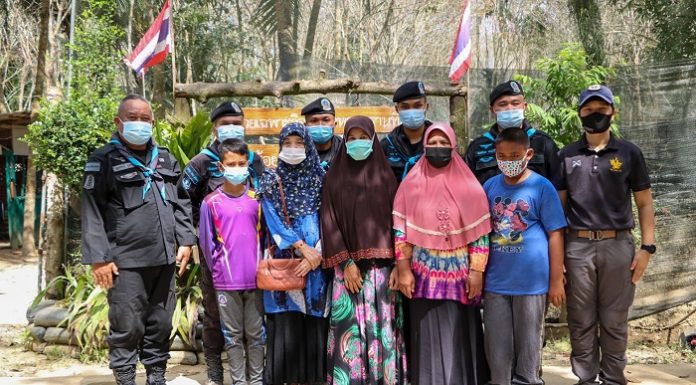 ผู้ปกครองเด็กมอบกระเช้าจากใจแทนคำขอบคุณแด่ทหารพรานที่ 20 ช่วยชีวิตลูกชายให้รอดชีวิตจากการจมน้ำ