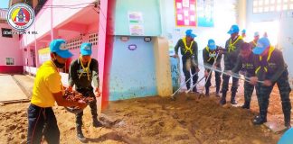 ทหารระดมพล ช่วยนักเรียน นำดินโคลนที่ถล่มออกจากห้องเรียน