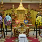 ในหลวง – ราชินี และพระพันปีหลวง พระราชทานพวงมาลาหลวงวางหน้าหีบศพ พลตรี สมดุลย์ เอี่ยมเอก รองแม่ทัพภาคที่ 4