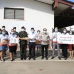 แม่ทัพภาคที่ 4 มอบอุปกรณ์ป้องกันโรคติดเชื้อ COVID-19 แก่บุคลากรทางแพทย์โรงพยาบาลสนามสงขลา ไว้สวมใส่ป้องกันการติดเชื้อจากการดูแลรักษาผู้ป่วย