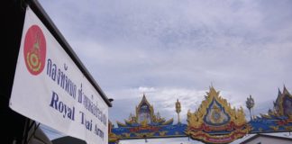 กองทัพบก จัดครัวสนามเคลื่อนที่แจกอาหารพร้อมน้ำดื่มช่วยเหลือประชาชนในหมู่บ้าน ล็อคดาวน์ บรรเทาความเดือดร้อนช่วงสถานการณ์ COVID-19 ระบาด