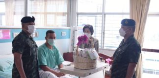 แม่ทัพภาคที่ 4 พร้อมแม่บ้าน เดินสายเยี่ยมให้กำลังใจเจ้าหน้าที่ชายแดน เสริมสร้างขวัญในการปฏิบัติภารกิจรักษาเมืองควบคู่โรคระบาด