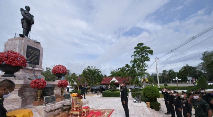 แม่ทัพภาคที่ 4 เดินสายตรวจเยี่ยมหน่วยค่ายเขตอุดมศักดิ์ ชื่นชมในความพร้อม การทำงานของกำลังพล