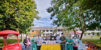 แม่ทัพภาคที่ 4 แถลงข่าวพร้อมผู้ว่าราชการจังหวัดสงขลา เตรียมพร้อมสรรพกำลังร่วมมือยกระดับป้องกันเข้มงวด หลังพบผู้ติดเชื้อสูงขึ้น พร้อมแจกจ่ายอุปกรณ์เวชภัณฑ์ป้องกัน เป็นกำลังใจแก่บุคลากรทางการแพทย์ ผ่านพ้นวิกฤตนี้ไปด้วยกัน