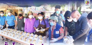 แม่ทัพภาคที่ 4 เยี่ยมให้กำลังใจเจ้าหน้าที่ กำลังภาคประชาชน จัดตั้งโรงครัวประกอบอาหาร แจกจ่ายบรรเทาความเดือดร้อนในชุมชนล็อกดาวน์