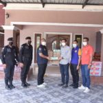 บรรทุกสิ่งของเต็มคันรถ ส่งต่อความช่วยเหลือพื้นที่เสี่ยง รับผลกระทบโควิด 19 มุ่งหน้าเส้นทาง ยี่งอ ระแงะ เจาะไอร้อง นราธิวาส ระหว่างทางซุ่มเงียบเยี่ยมฐานปฏิบัติการ ดูการทำงานของลูกน้องแบบไม่แจ้งล่วงหน้า รู้เห็นปัญหา และแก้ไขทันที