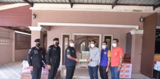 บรรทุกสิ่งของเต็มคันรถ ส่งต่อความช่วยเหลือพื้นที่เสี่ยง รับผลกระทบโควิด 19 มุ่งหน้าเส้นทาง ยี่งอ ระแงะ เจาะไอร้อง นราธิวาส ระหว่างทางซุ่มเงียบเยี่ยมฐานปฏิบัติการ ดูการทำงานของลูกน้องแบบไม่แจ้งล่วงหน้า รู้เห็นปัญหา และแก้ไขทันที