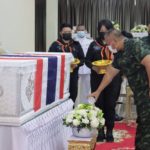 รดน้ำศพ “ส.อ.นิติพจน์ เพชรรัตน์” ด้วยความอาลัย พร้อมดูแลสิทธิสวัสดิการ หลังเสียชีวิตจากเหตุการณ์ความไม่สงบในพื้นที่จังหวัดชายแดนภาคใต้ สั่งการหน่วยเร่งติดตามจับกุมผู้กระทำผิดมาดำเนินคดีตามกฎหมายโดยเร็ว