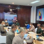 ผู้บัญชาการกองพลทหารราบที่ 5 ร่วมประชุมขับเคลื่อน Phuket Sandbox ยกระดับมาตรการด้านสาธารณสุข อำนวยความสะดวกให้พี่น้องประชาชน พร้อมตรวจเยี่ยมการปฏิบัติงานของเจ้าหน้าที่ ท่าเรือเกาะสมุย เน้นย้ำดำเนินการตามมาตรการอย่างเคร่งครัด