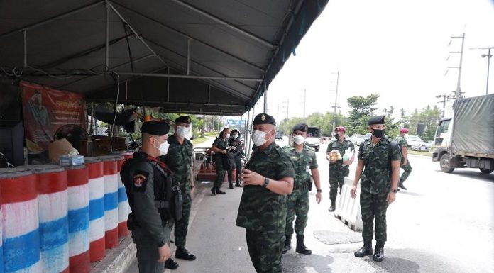 แม่ทัพภาคที่ 4 เยี่ยมด่านตรวจท่าสาป เน้นย้ำมาตรการรักษาความปลอดภัยเขตเมือง ควบคู่กับประชาสัมพันธ์ป้องกัน covid-19 ให้กับประชาชน