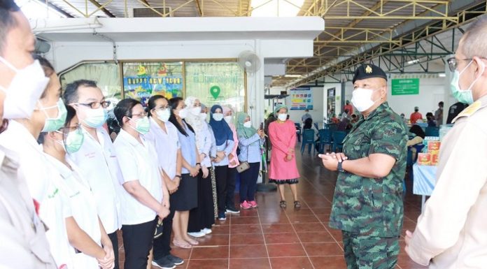 แม่ทัพภาคที่ 4 เยี่ยมให้กำลังใจ บุคลากรทางการแพทย์ และประชาชนที่เข้ารับบริการฉีดวัคซีน covid-19 พื้นที่โคกโพธิ์ ปัตตานี ชื่นชมในมาตรการเชิงรุก และความร่วมมือของทุกภาคส่วน จนสถานการณ์ covid-19 ในพื้นที่ดีขึ้น