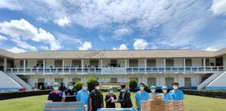 รองนายกฯ อนุทิน ลงใต้ให้กำลังใจเจ้าหน้าที่บุคลากรทางการแพทย์โรงพยาบาลสนามในพื้นที่จังหวัดสงขลา หลังยอดผู้ติดเชื้อพุ่งเป็นอันดับ 2 ของประเทศ ขณะที่ 3 จังหวัดชายแดนภาคใต้ ยะลา ปัตตานี และนราธิวาส ยังคงติดอันดับ 1 ใน 10 ยอดผู้ติดเชื้อสูงสุดของประเทศวันนี้