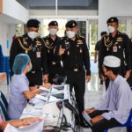 รองแม่ทัพภาคที่ 4 ให้กำลังใจบุคลากรทางการแพทย์ ตลอดจนน้องๆ นักเรียน นักศึกษา เข้ารับบริการฉีดวัคซีน covid-19 ในพื้นที่จังหวัดนครศรีธรรมราช