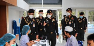 รองแม่ทัพภาคที่ 4 ให้กำลังใจบุคลากรทางการแพทย์ ตลอดจนน้องๆ นักเรียน นักศึกษา เข้ารับบริการฉีดวัคซีน covid-19 ในพื้นที่จังหวัดนครศรีธรรมราช