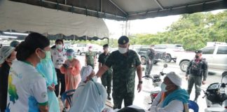 แม่ทัพภาคที่ 4 เยี่ยมให้กำลังใจเจ้าหน้าที่จุดบริการฉีดวัคซีนเชิงรุก ด่านท่าสาป เดินหน้าแก้ปัญหาโควิด-19 ในพื้นที่ จชต. พร้อมสนับสนุนทุกเมื่อ ทุกโอกาส