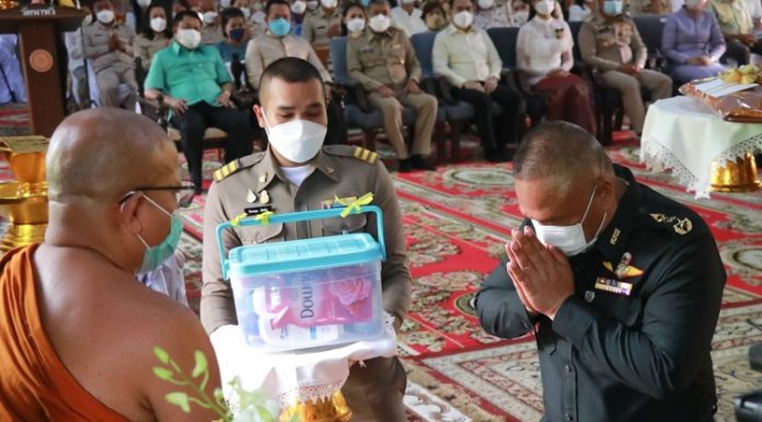 สมเด็จพระอริยวงศาคตญาณ สมเด็จพระสังฆราช สกลมหาสังฆปริณายก ทรงประทานผ้าพระกฐินให้กับแม่ทัพภาคที่ 4 ทอดถวายแด่พระสงฆ์ที่จำพรรษาถ้วนไตรมาส วัดนาทวี จังหวัดสงขลา